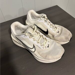 Nike Cream and Black Running Sneakers